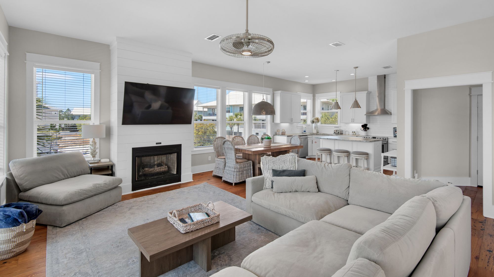 The Bee's Knees: 2nd Floor Living area