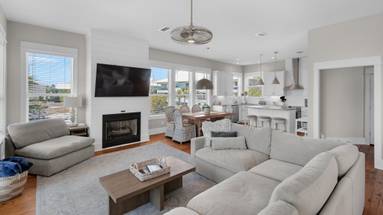 The Bee's Knees: 2nd Floor Living area The Bee's Knees: 2nd Floor Living area