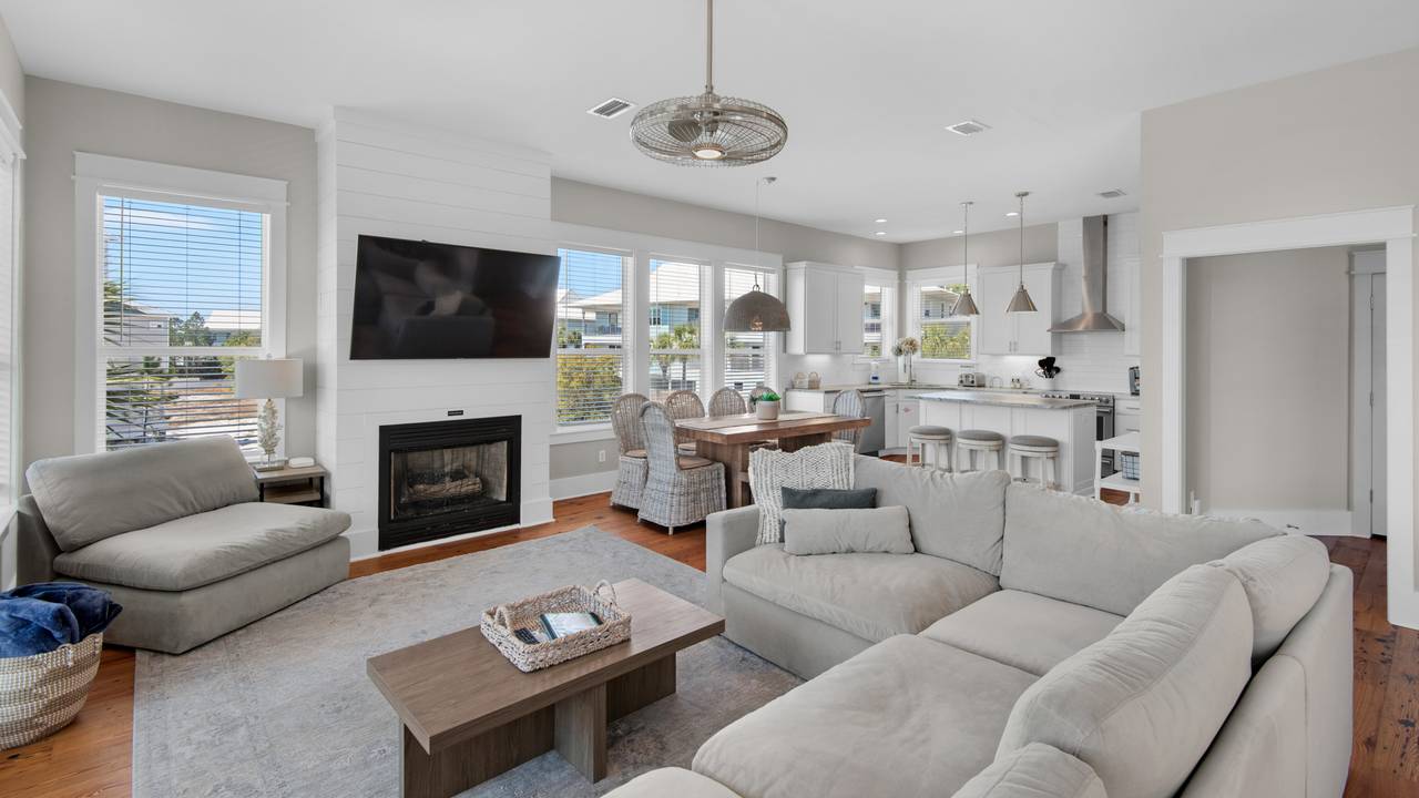 The Bee's Knees: 2nd Floor Living area The Bee's Knees: 2nd Floor Living area