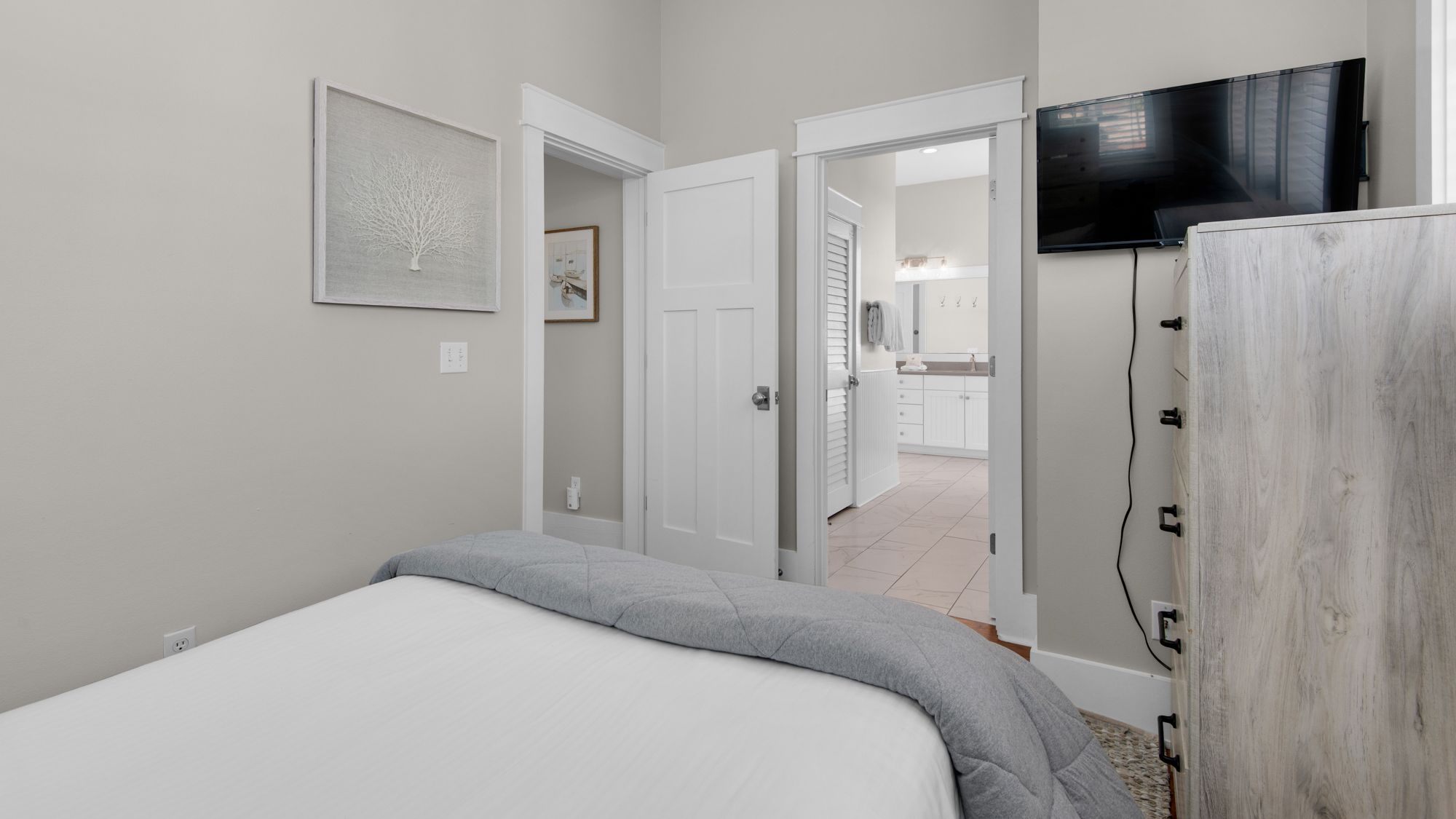 The Bee's Knees: 3rd Floor Bedroom