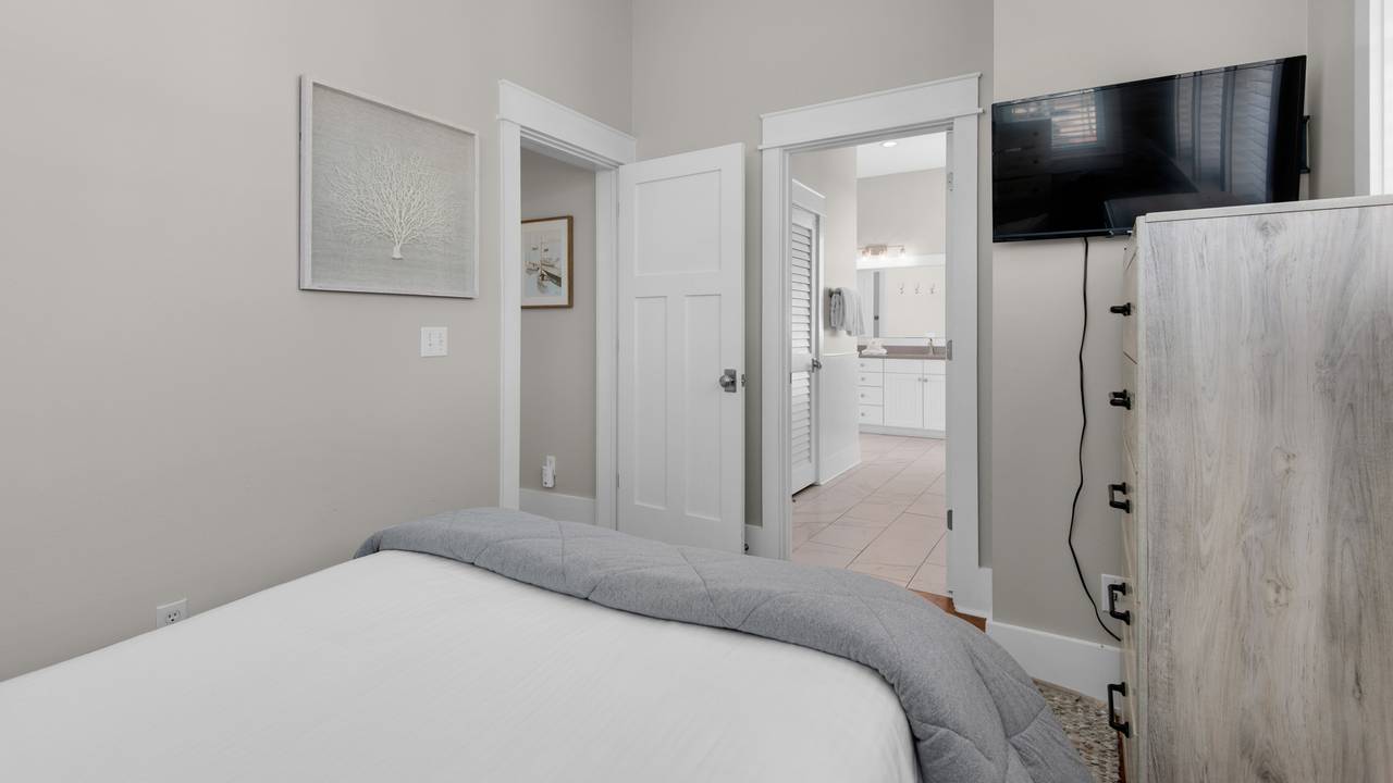 The Bee's Knees: 3rd Floor Bedroom The Bee's Knees: 3rd Floor Bedroom