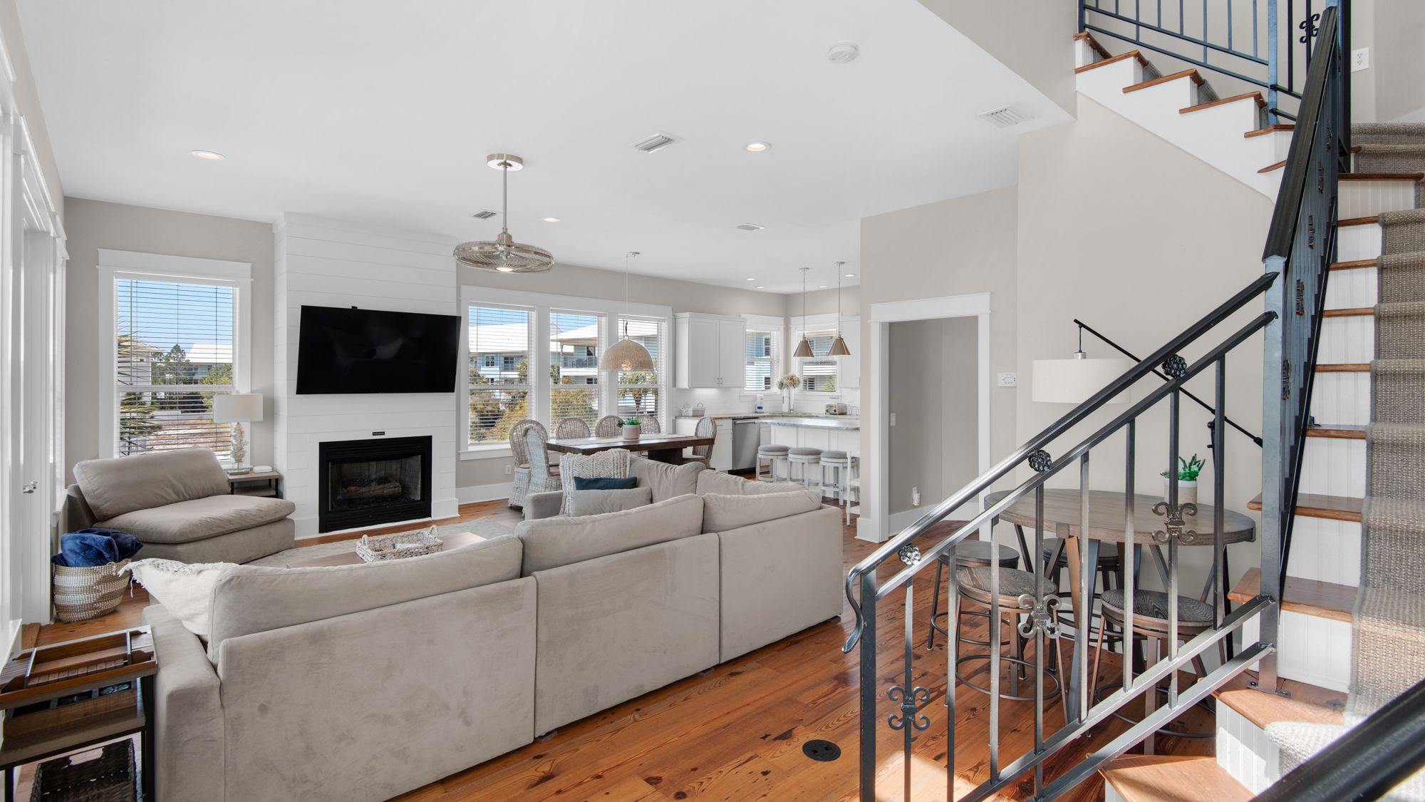 The Bee's Knees: 2nd Floor Living area