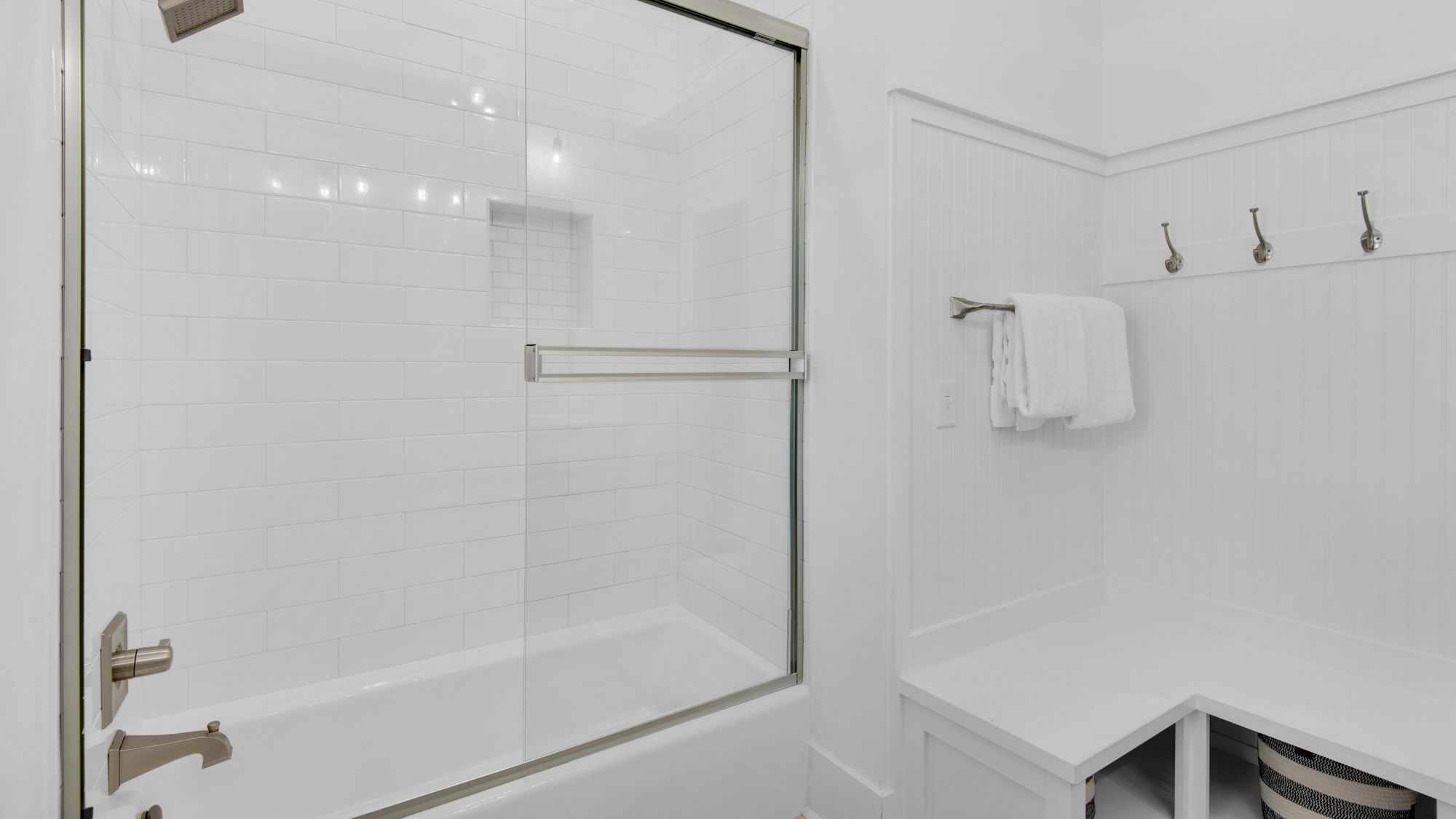 The Bee's Knees: 1st Floor Private Bathroom