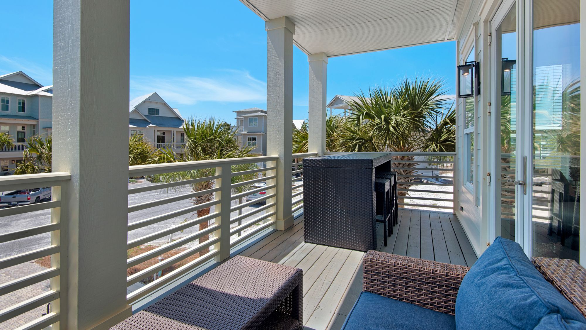 The Bee's Knees: 2nd Floor Porch area