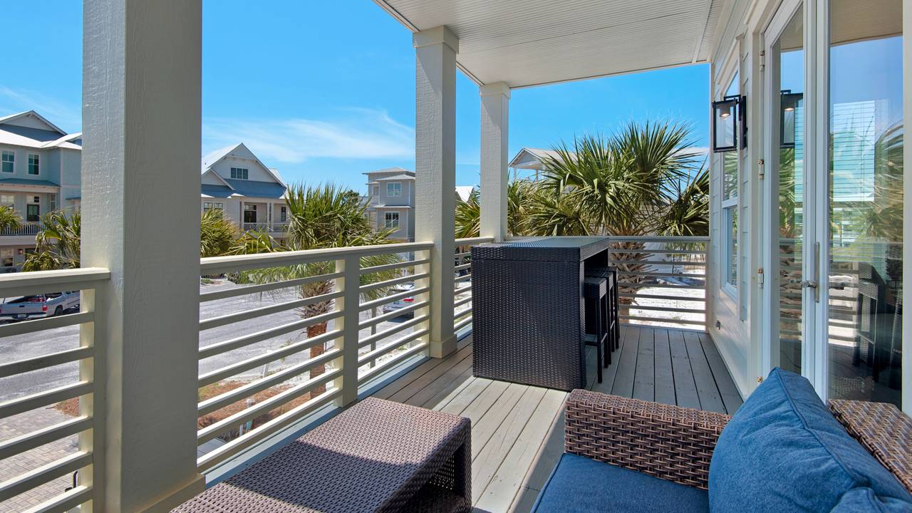 The Bee's Knees: 2nd Floor Porch area The Bee's Knees: 2nd Floor Porch area