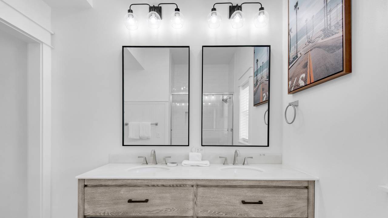 The Bee's Knees: 1st Floor Private Bathroom The Bee's Knees: 1st Floor Private Bathroom