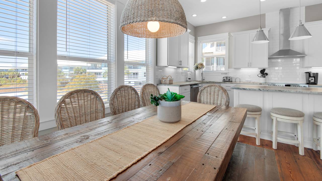 The Bee's Knees: 2nd Floor Dining area The Bee's Knees: 2nd Floor Dining area