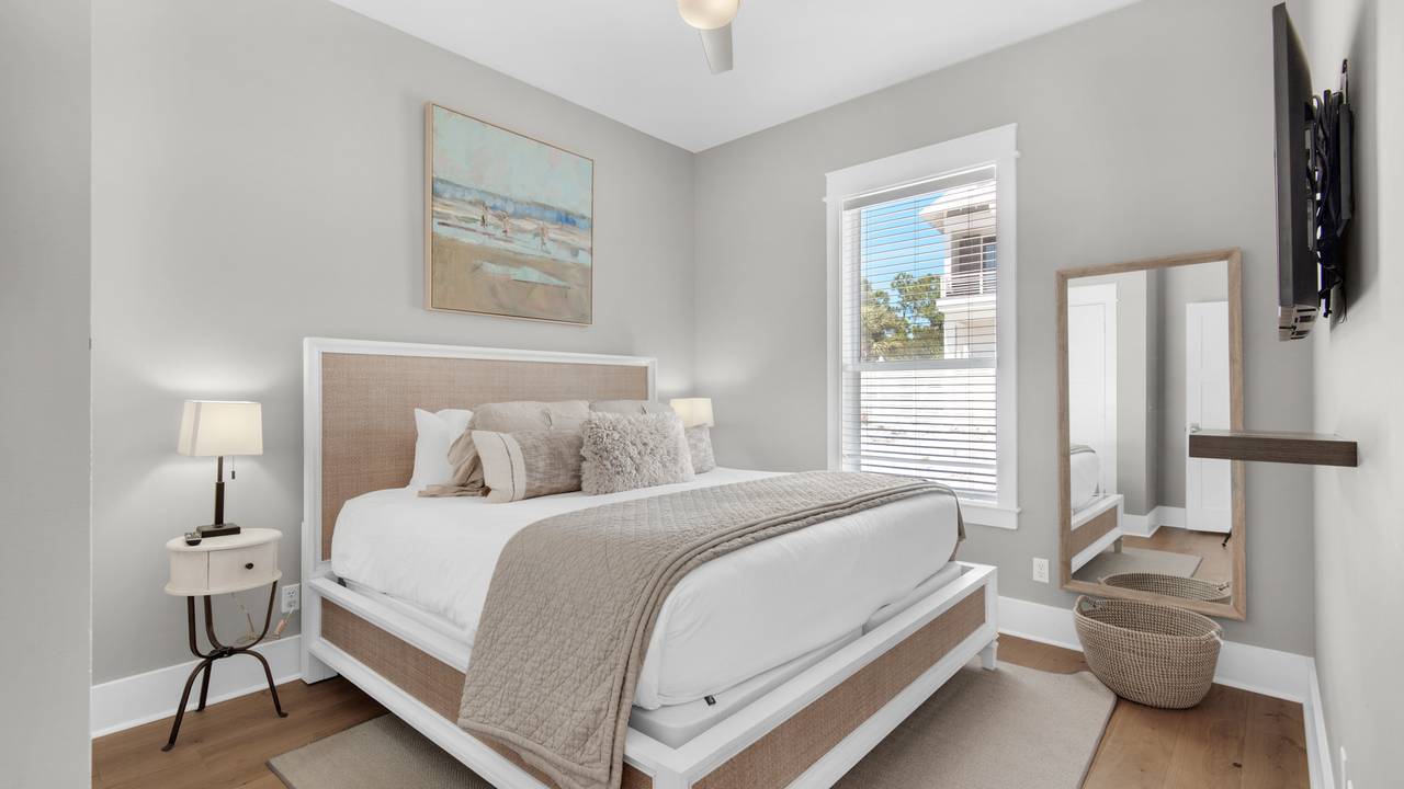 The Bee's Knees: 1st Floor Bedroom The Bee's Knees: 1st Floor Bedroom