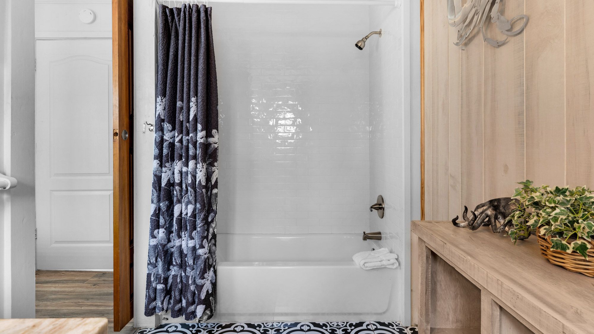 Coastal Charm: Shared Bathroom