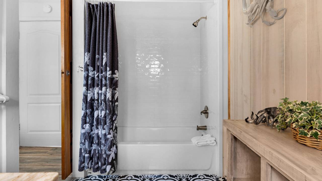Coastal Charm: Shared Bathroom Coastal Charm: Shared Bathroom