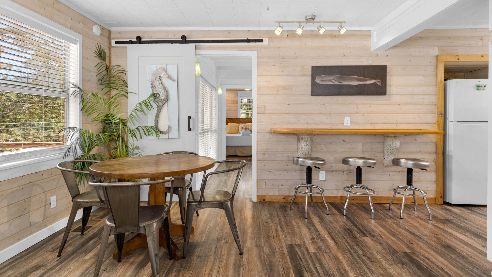 Coastal Charm: Dining area