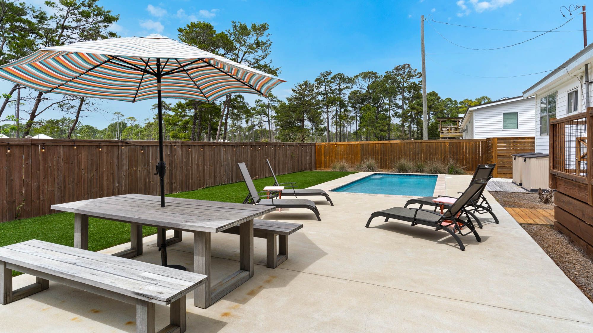 Coastal Charm: Picnic & Private Pool area