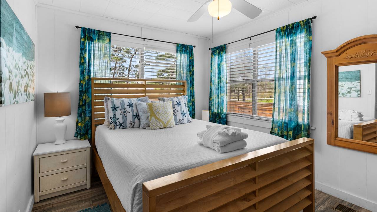 Coastal Charm: Guest Bedroom Coastal Charm: Guest Bedroom