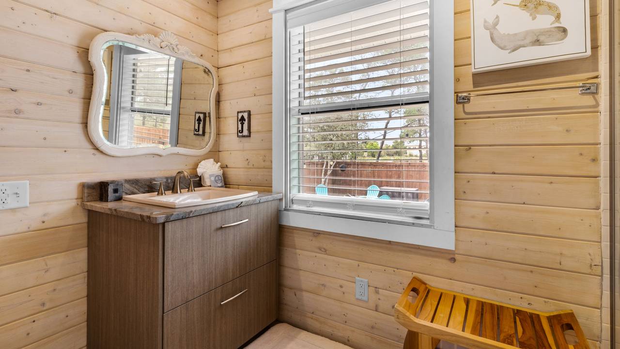 Coastal Charm: Private Bathroom Coastal Charm: Private Bathroom