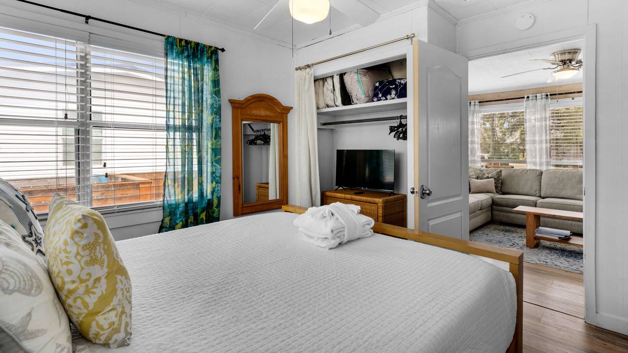 Coastal Charm: Guest Bedroom Coastal Charm: Guest Bedroom