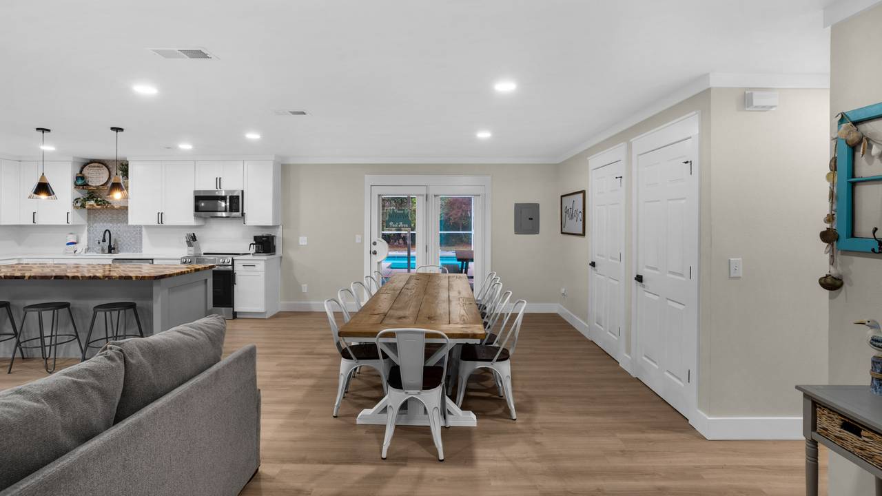 18 Initial Ln: Dining area 18 Initial Ln: Dining area