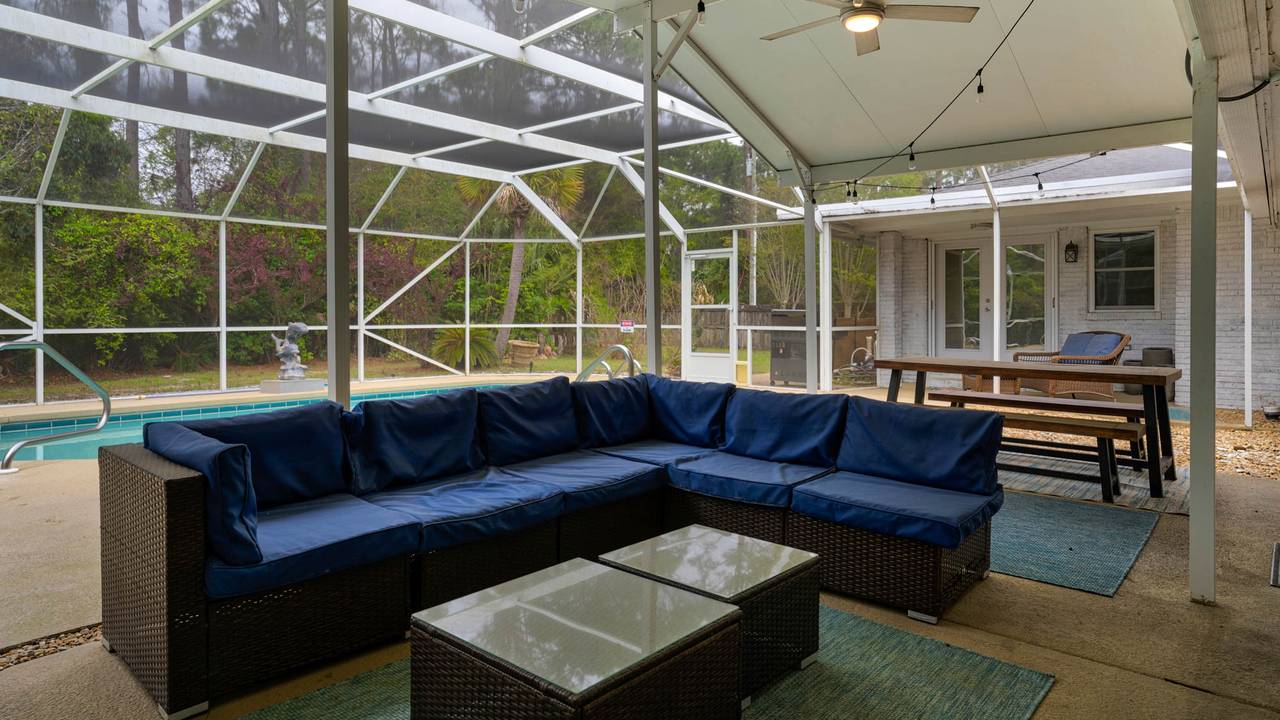 18 Initial Ln: Back Patio 18 Initial Ln: Back Patio