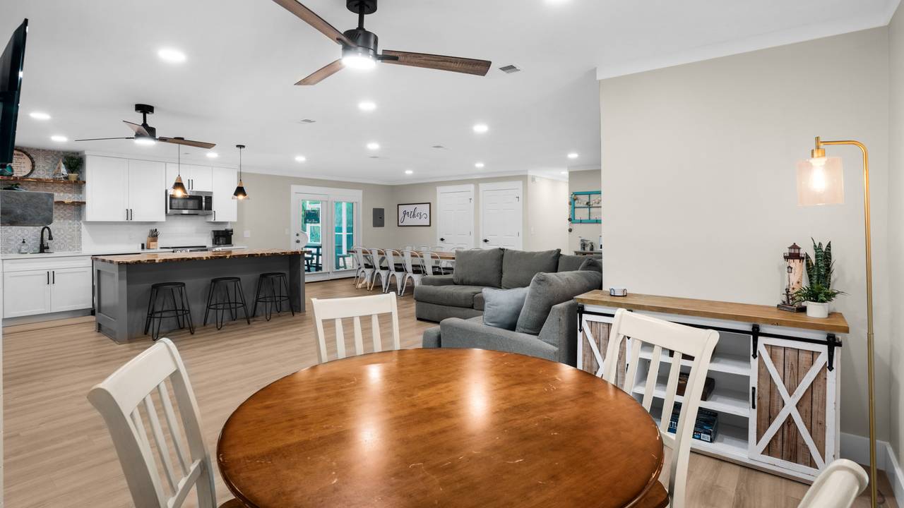 18 Initial Ln: Additional Table & Chairs 18 Initial Ln: Additional Table & Chairs