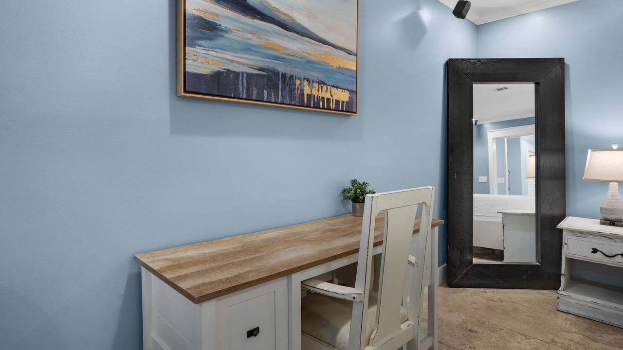 18 Initial Ln: Bedroom 1 Desk 18 Initial Ln: Bedroom 1 Desk