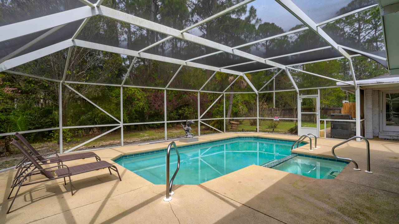 18 Initial Ln: Screened in Pool area 18 Initial Ln: Screened in Pool area