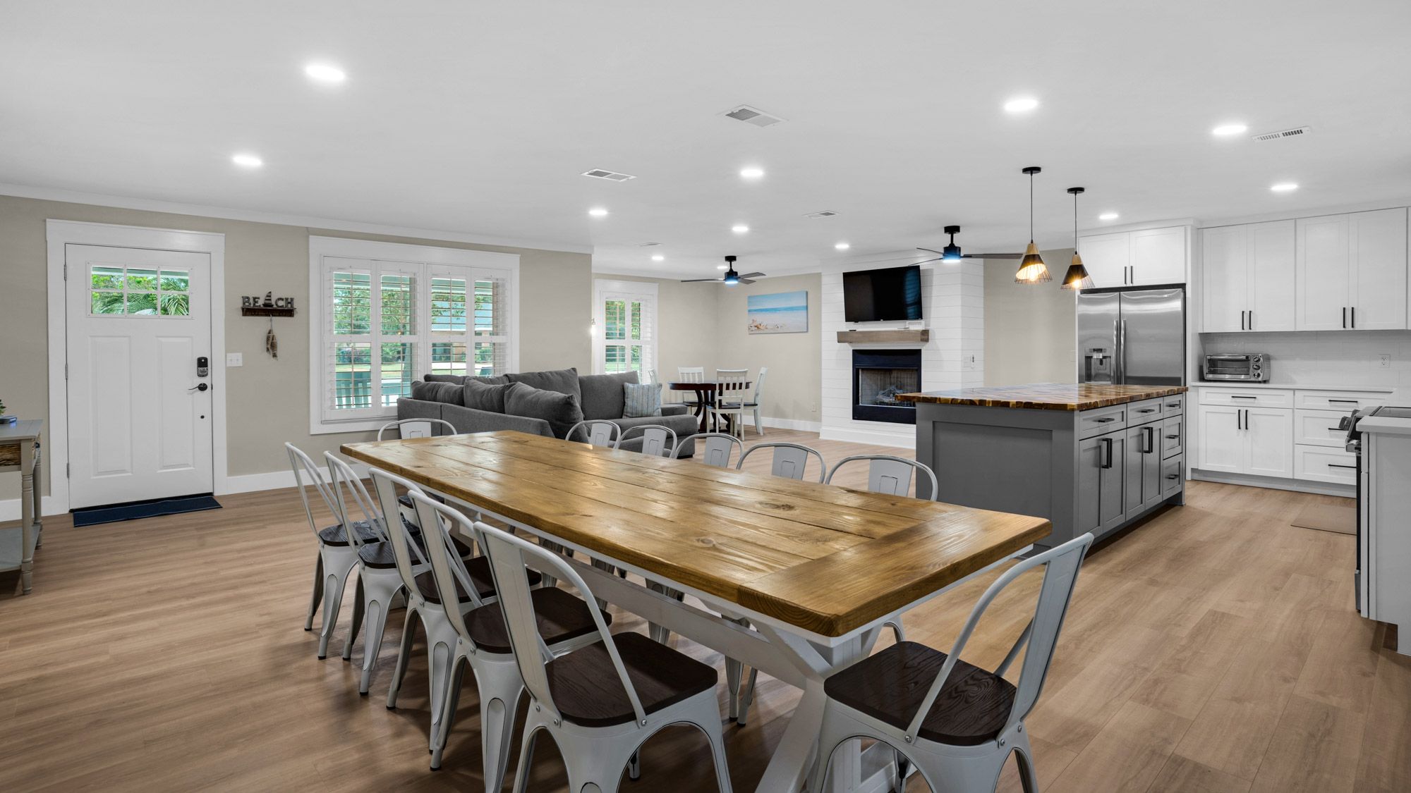 18 Initial Ln: Dining area seats 12