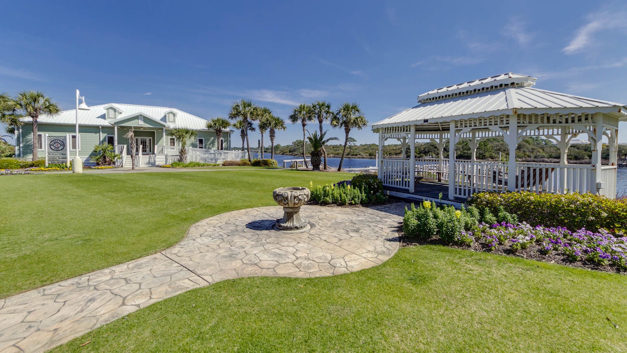 Pinnacle Port Grounds & Amenities