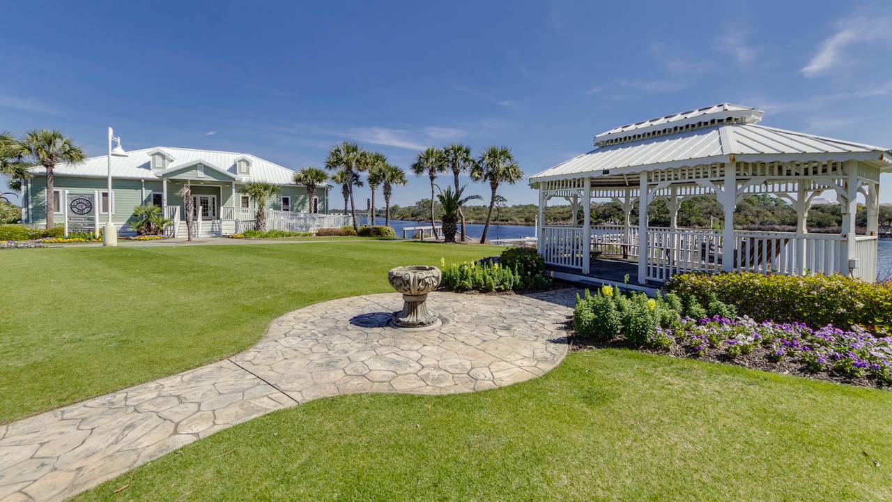 Pinnacle Port Grounds & Amenities Pinnacle Port Grounds & Amenities