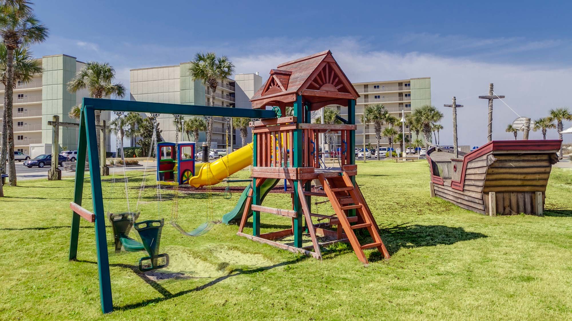 Pinnacle Port Grounds & Amenities