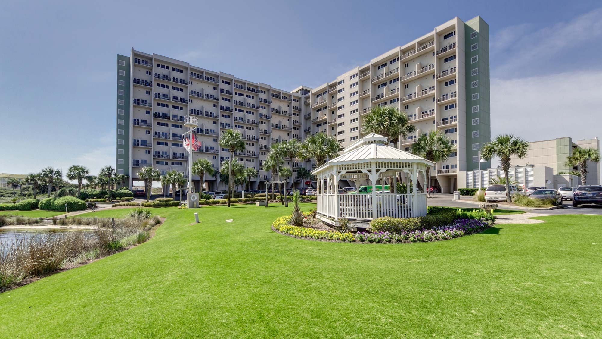 Pinnacle Port Grounds & Amenities