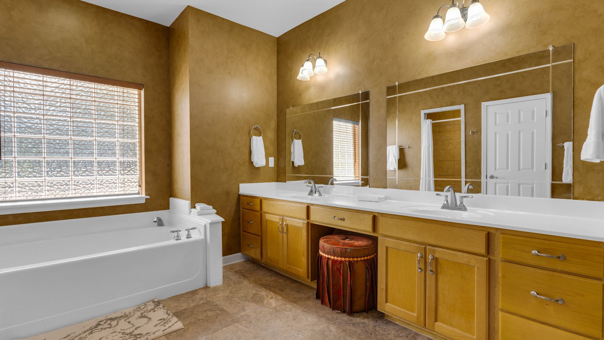 Master's ensuite bathroom