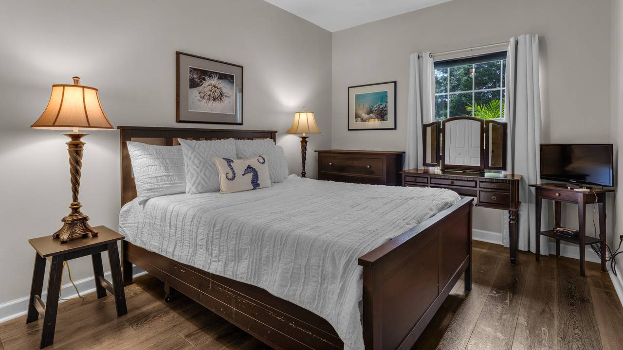 Guest Bedroom 1 Guest Bedroom 1