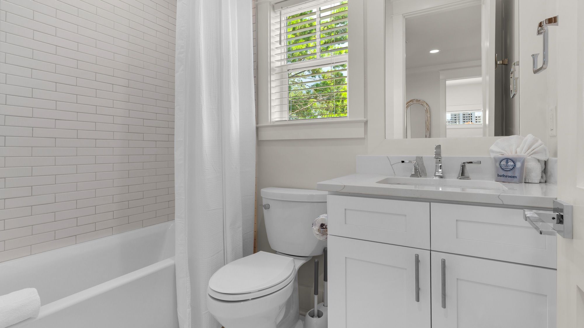 Sunset on Sawgrass- 2nd Floor Full Hall Bath