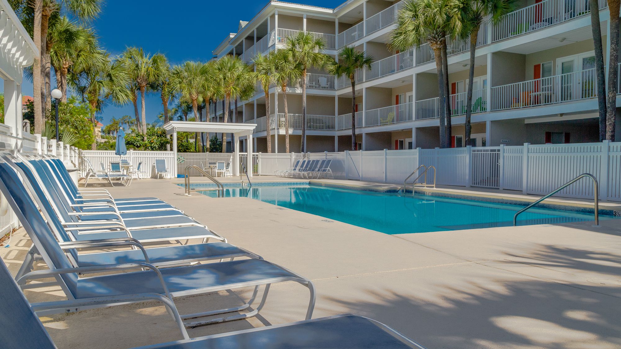 Gulf Place Grounds & Amenities