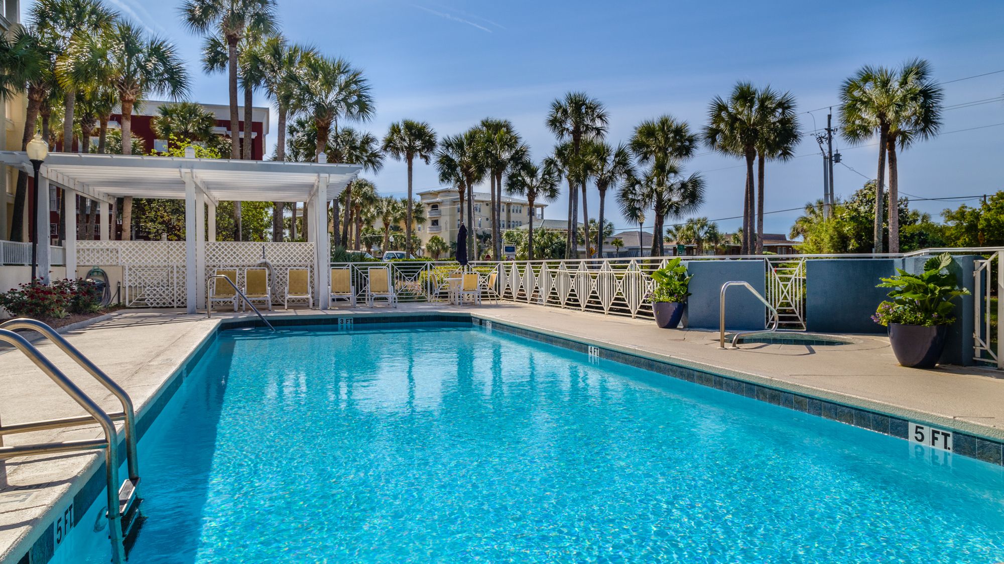 Gulf Place Grounds & Amenities