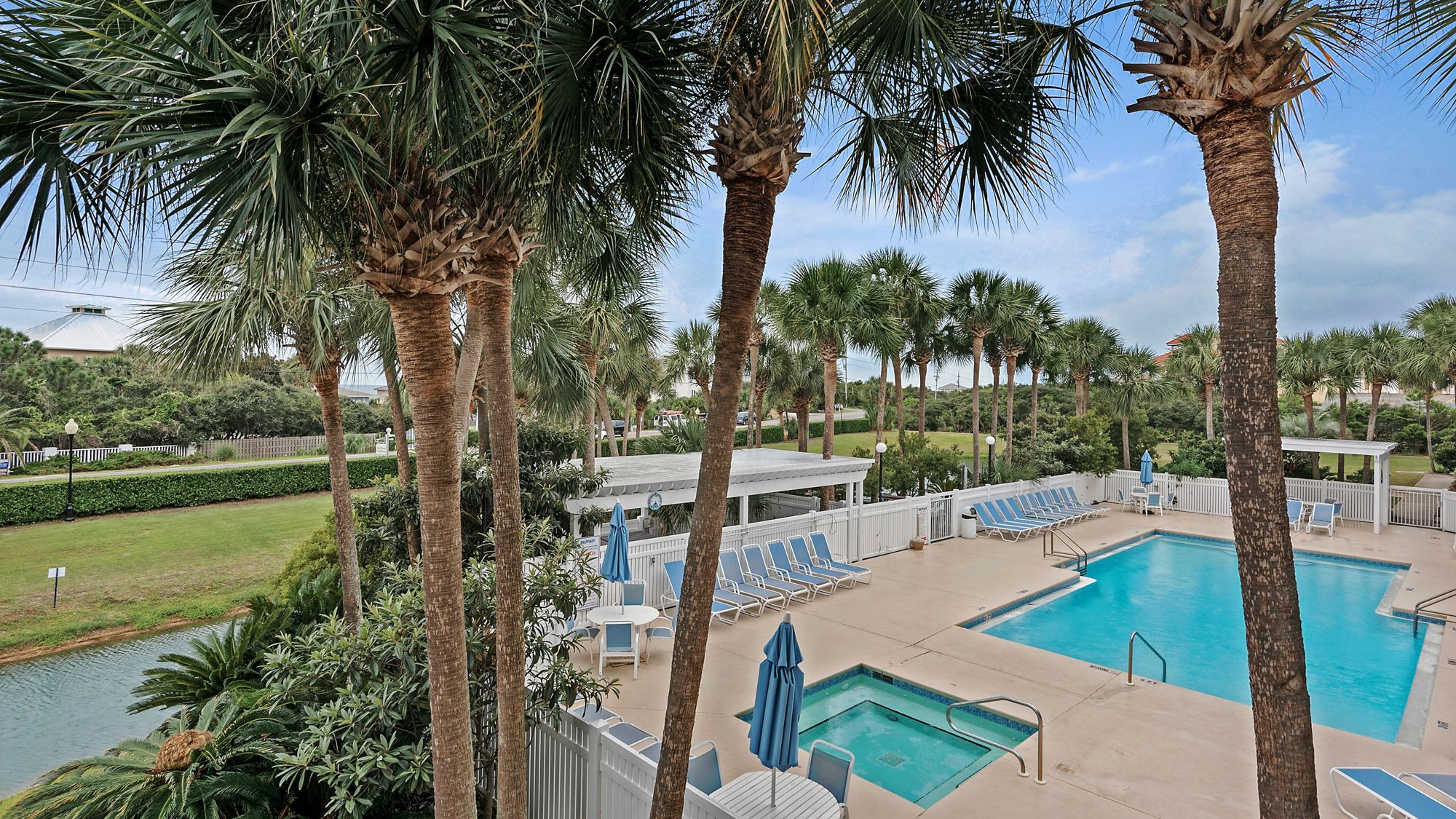 Gulf Place Grounds & Amenities