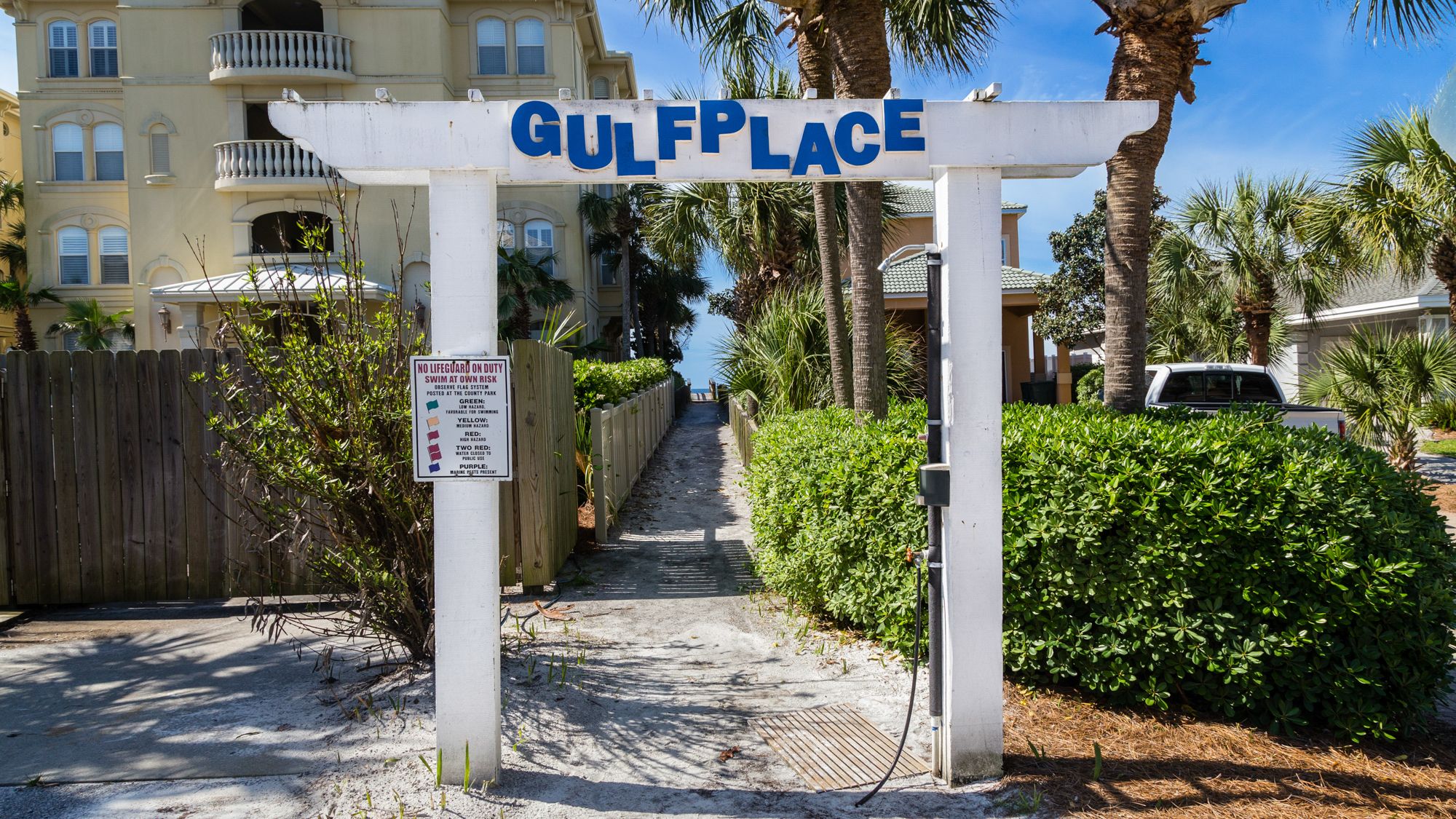 Gulf Place Grounds & Amenities