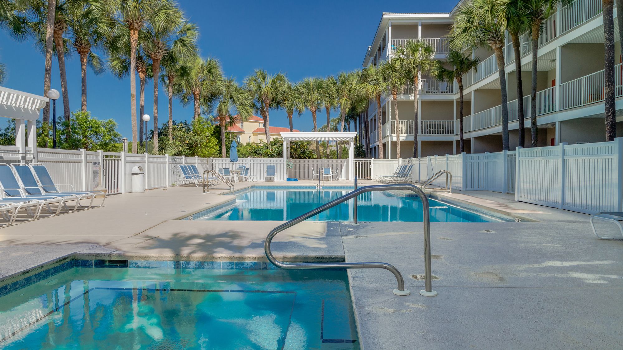 Gulf Place Grounds & Amenities
