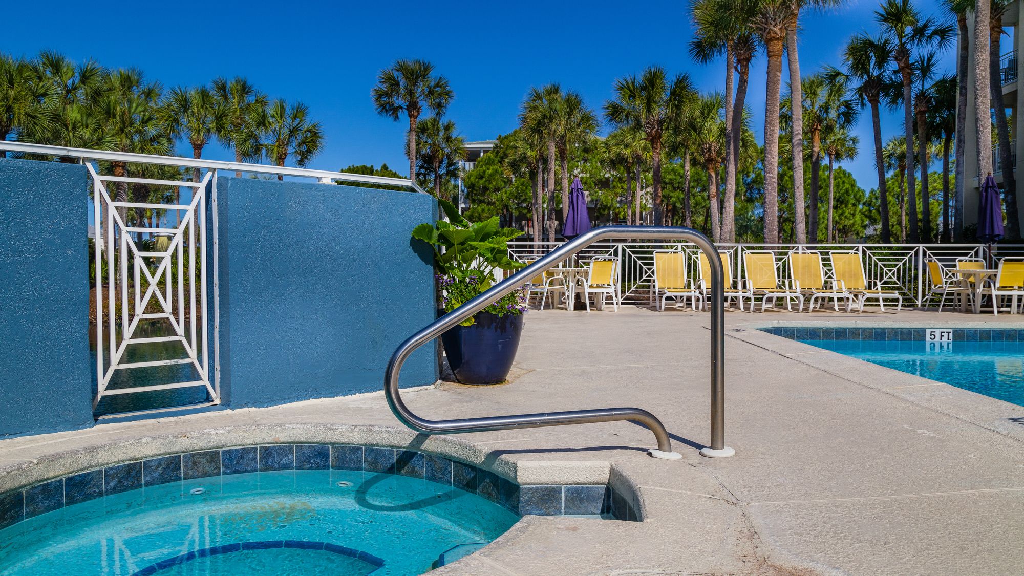 Gulf Place Grounds & Amenities