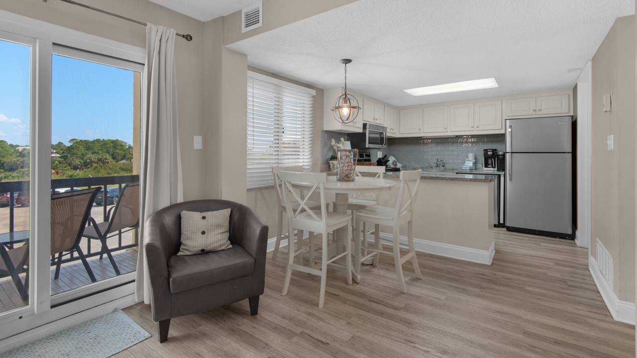 Pinnacle Port A113 - Dining into kitchen Pinnacle Port A113 - Dining into kitchen