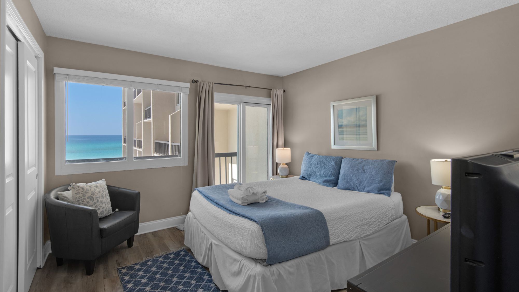 Pinnacle Port A113 - Primary bedroom w/ king bed & balcony acces