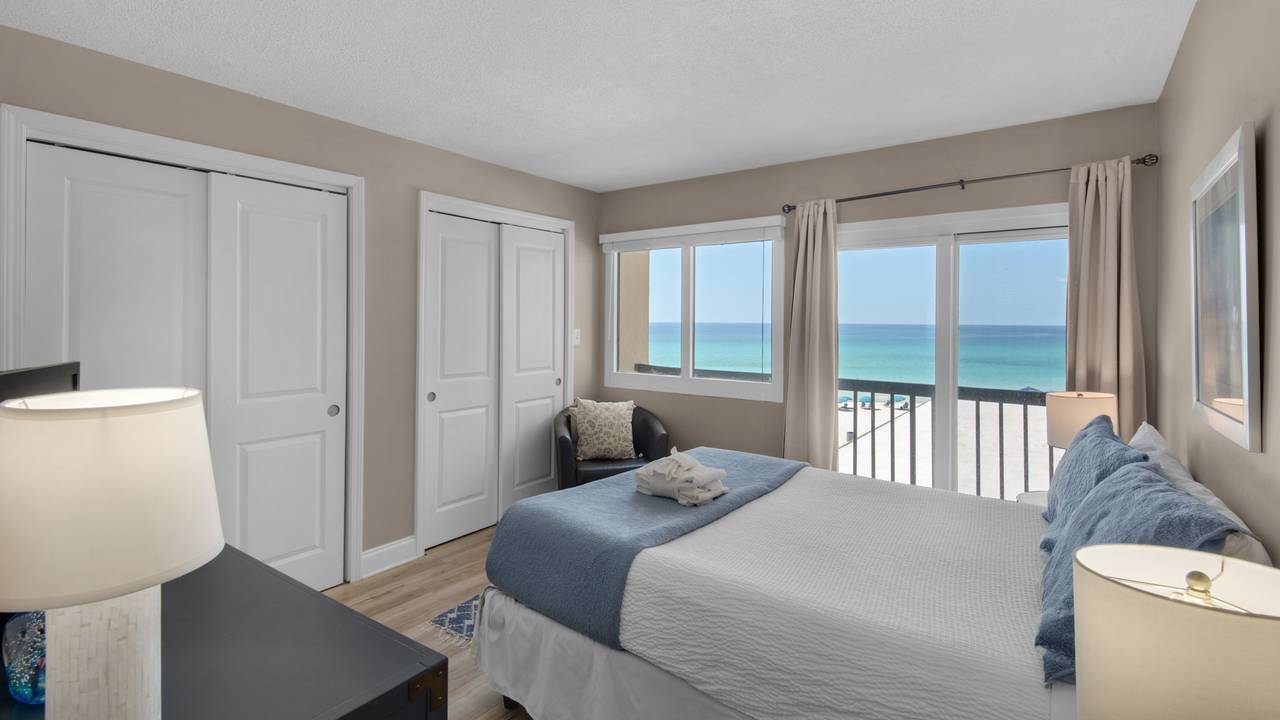 Pinnacle Port A113 - Primary bedroom w/ king bed & balcony acces Pinnacle Port A113 - Primary bedroom w/ king bed & balcony acces