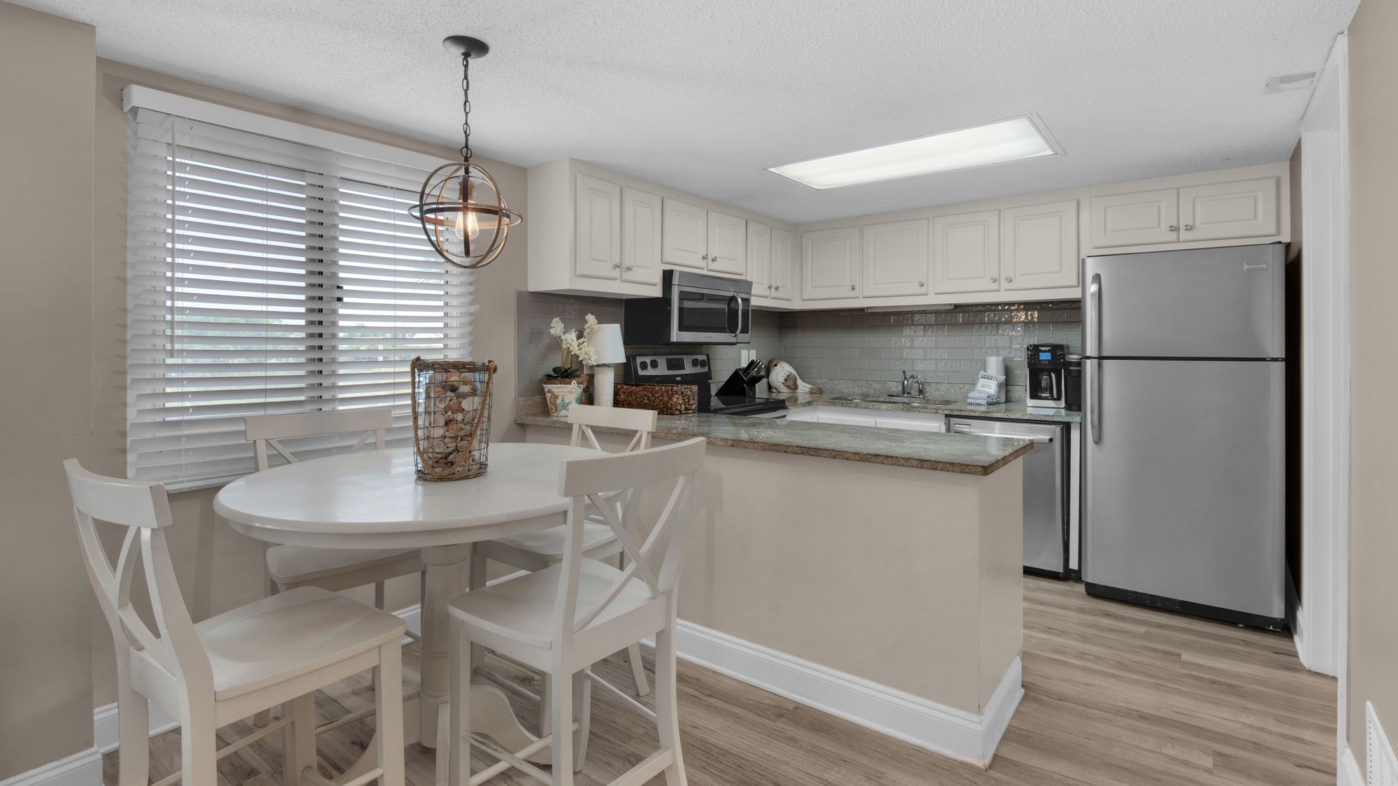 Pinnacle Port A113 - Dining into kitchen