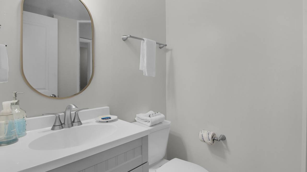 Pinnacle Port A113 - Hallway bathroom Pinnacle Port A113 - Hallway bathroom