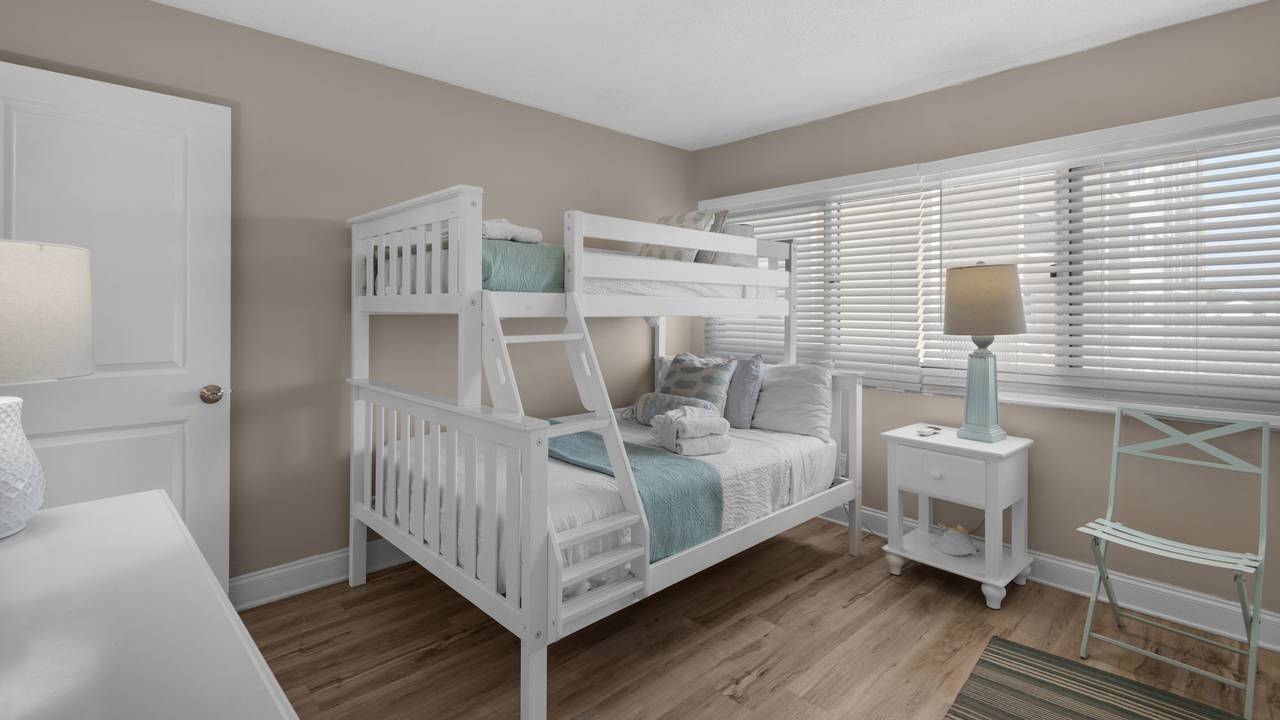 Pinnacle Port A113 - Guest bedroom w/ Full-over-twin bunks Pinnacle Port A113 - Guest bedroom w/ Full-over-twin bunks