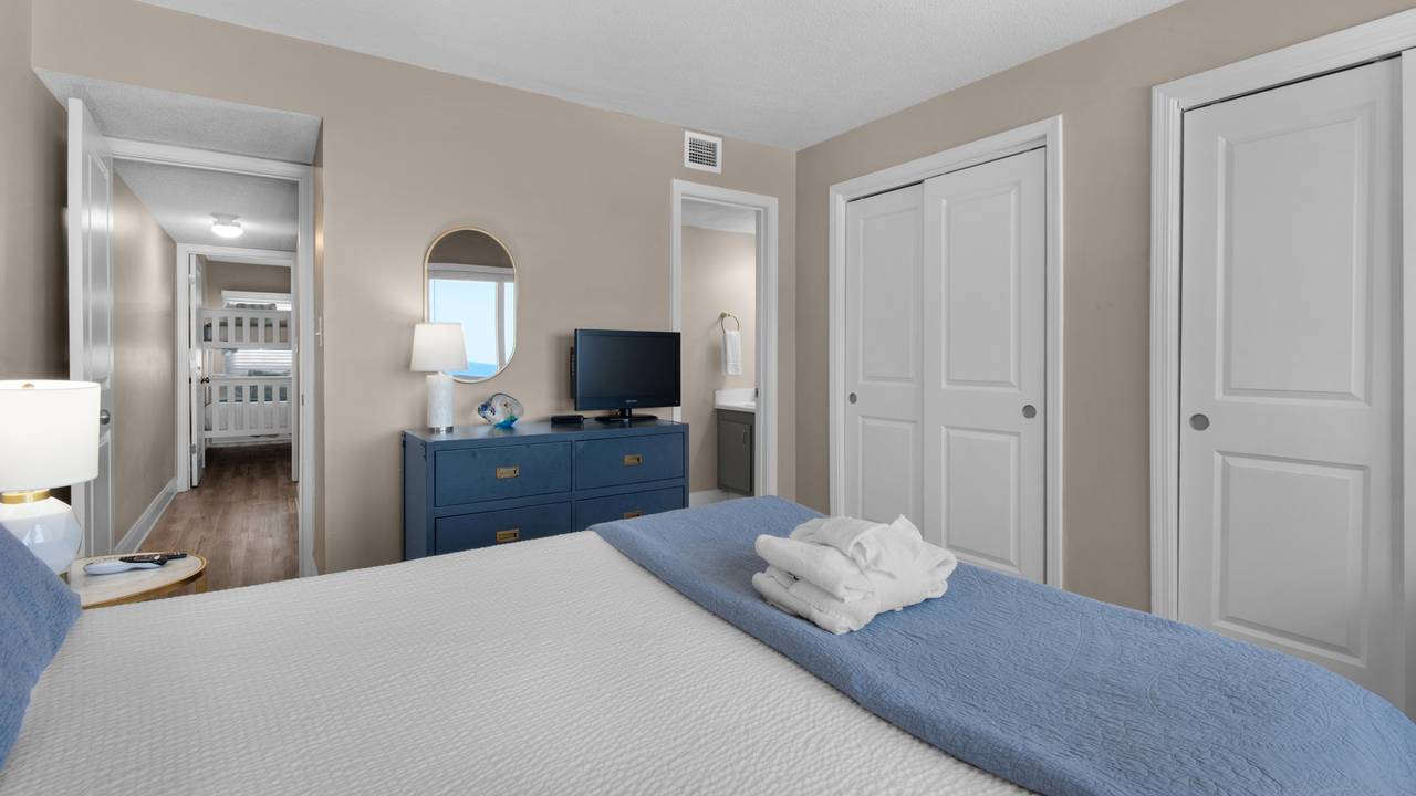 Pinnacle Port A113 - Primary bedroom w/ king bed & balcony acces Pinnacle Port A113 - Primary bedroom w/ king bed & balcony acces