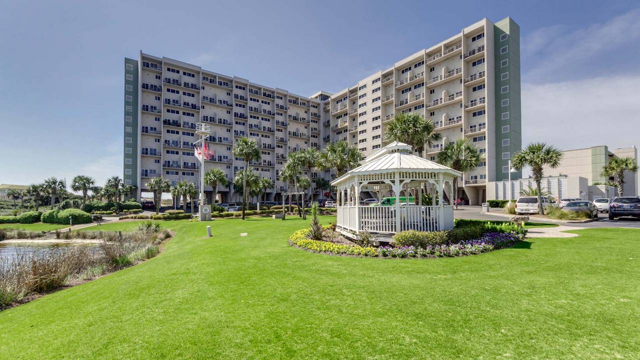 Pinnacle Port Grounds & Amenities Pinnacle Port Grounds & Amenities