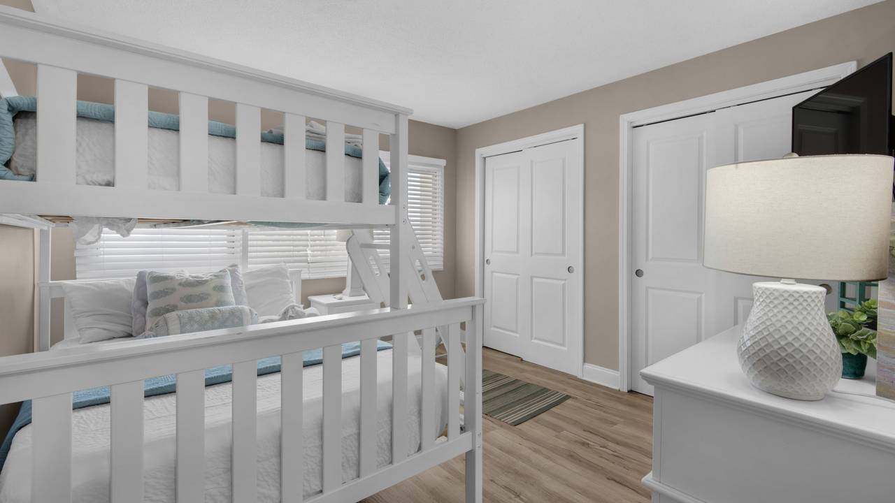 Pinnacle Port A113 - Guest bedroom w/ Full-over-twin bunks Pinnacle Port A113 - Guest bedroom w/ Full-over-twin bunks