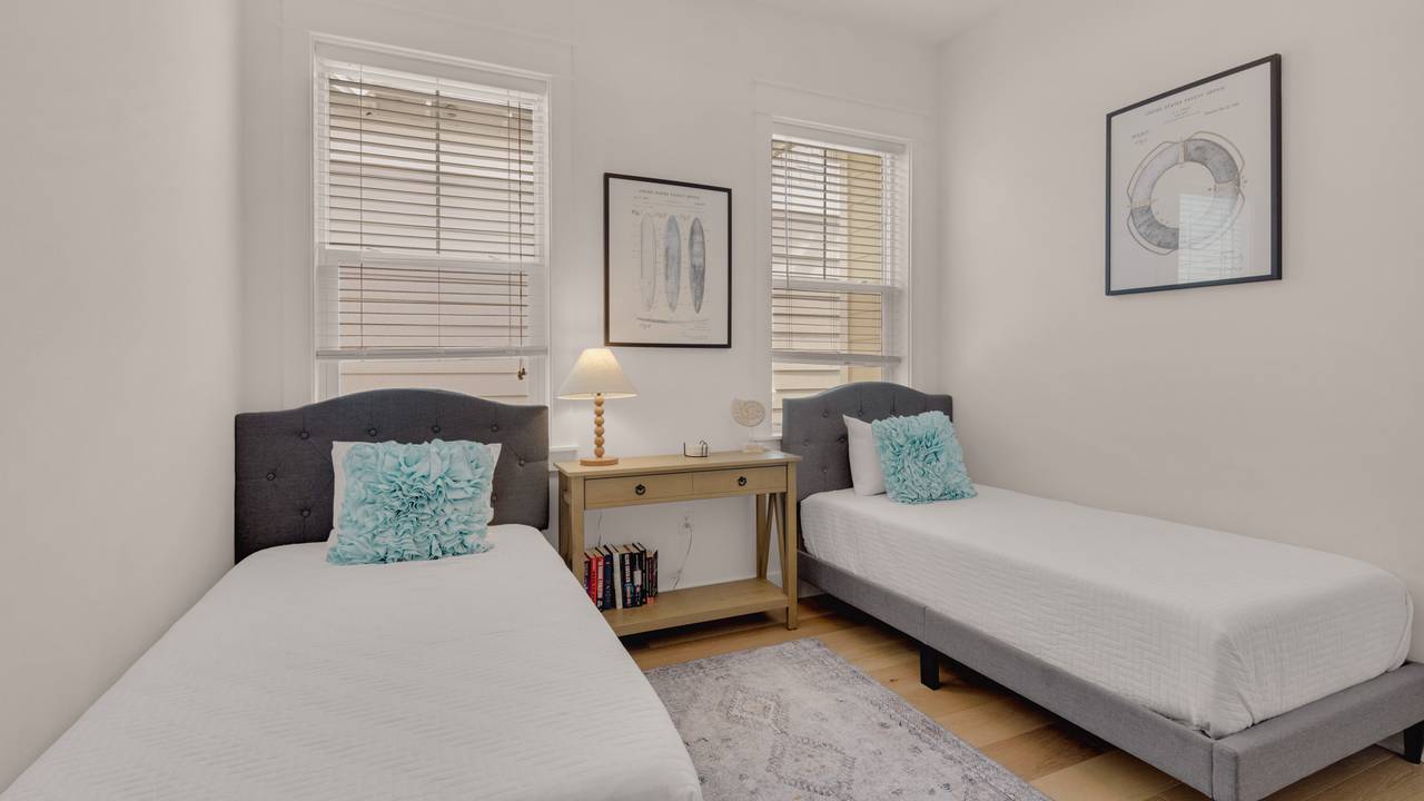 Prominence B - 30 Ray | Guest room w/ two twin beds & TV Prominence B - 30 Ray | Guest room w/ two twin beds & TV