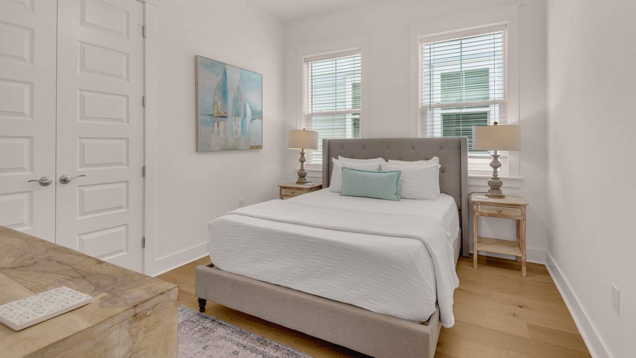 Prominence B - 30 Ray | Guest room w/ Queen bed & TV Prominence B - 30 Ray | Guest room w/ Queen bed & TV