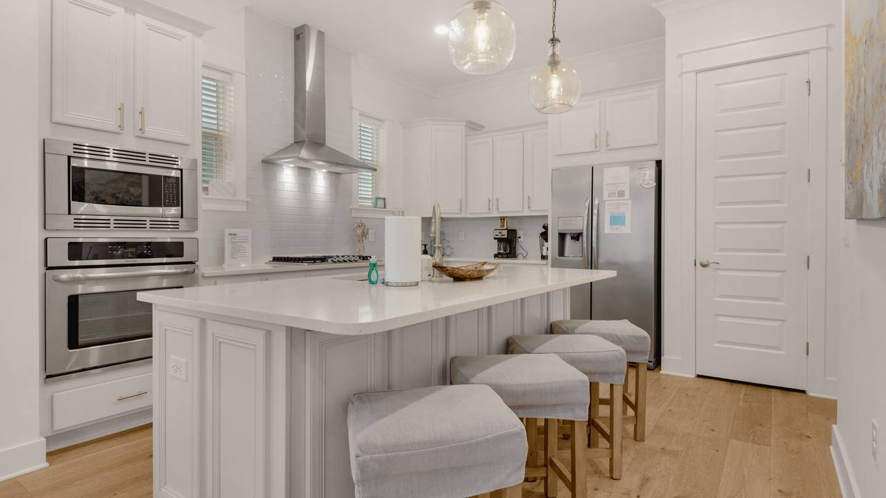 Prominence B - 30 Ray | Kitchen area Prominence B - 30 Ray | Kitchen area